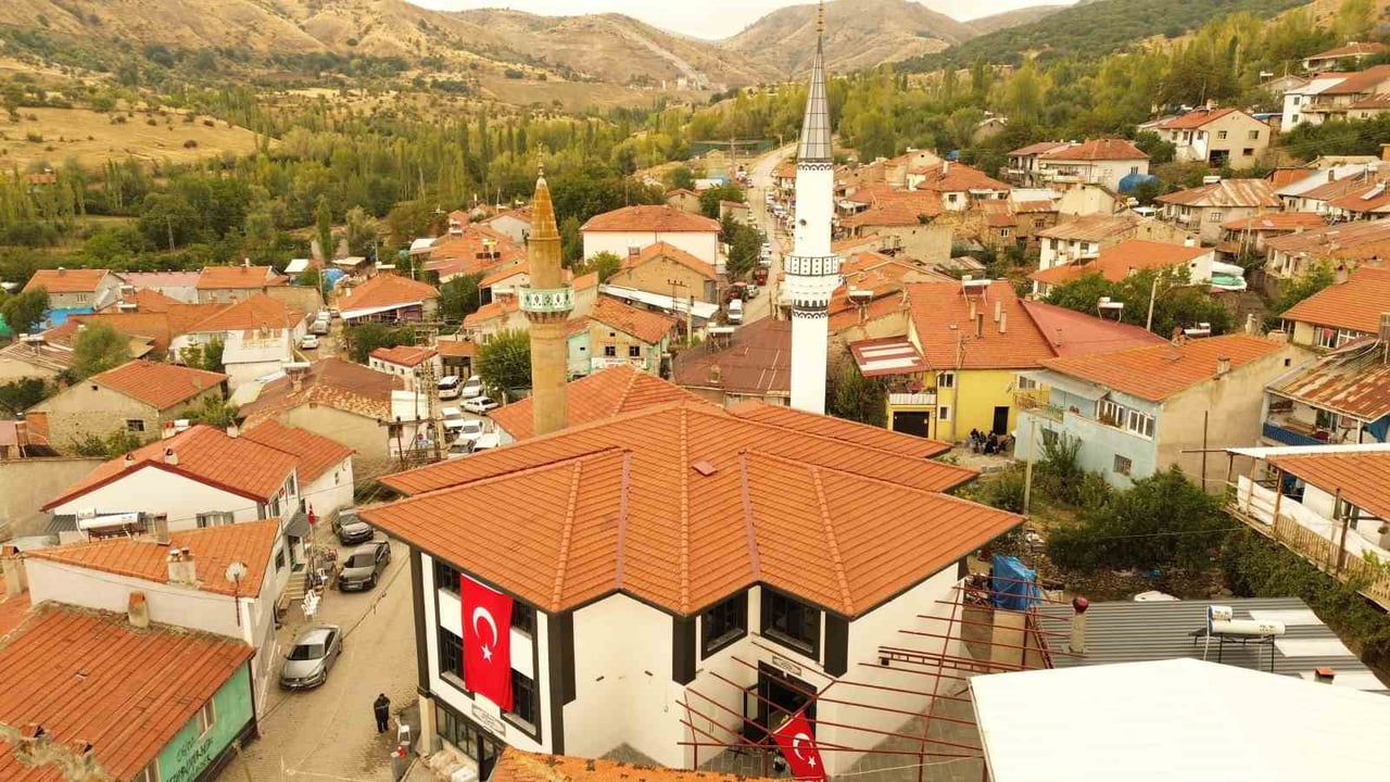 AFYONKARAHİSAR’IN ŞUHUT İLÇESİNE BAĞLI BAŞÖREN KÖYÜ’NDE YAPIMI KISA SÜREDE TAMAMLANAN CAMİ...