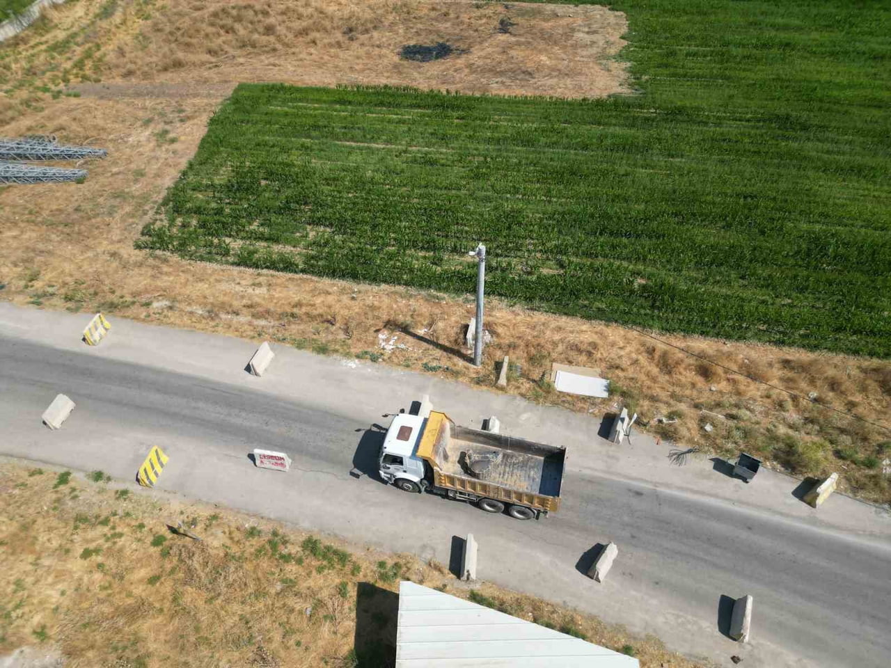AFYONKARAHİSAR KENT MERKEZİNDE Kİ BİR MAHALLEDE BULUNAN YOLA GELİŞİGÜZEL YERLEŞTİRİLEN BETON...
