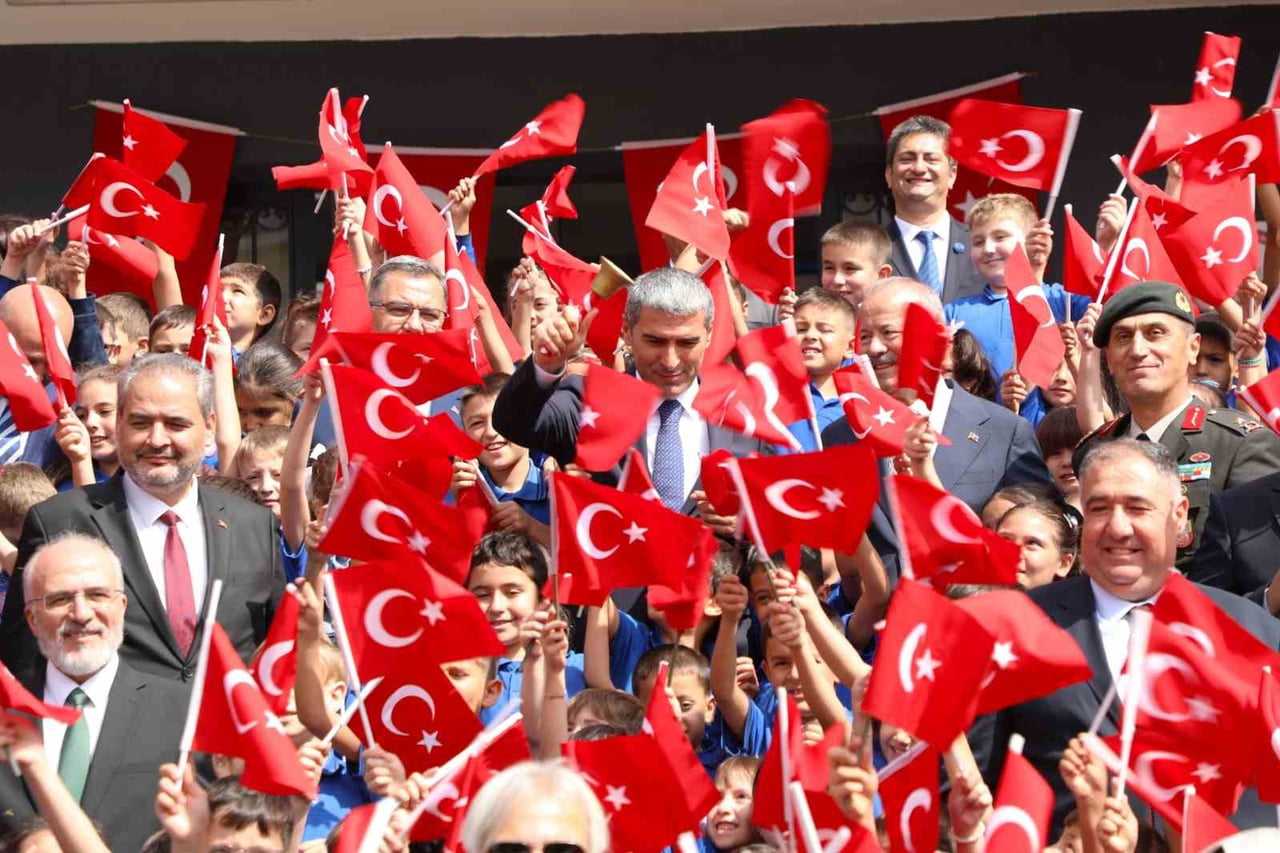 AFYONKARAHİSAR VALİSİ DR. NACİYE AKTAŞ, KENT GENELİNDE 971 EĞİTİM KURUMUNDA 11 BİN 258 İDARECİ...