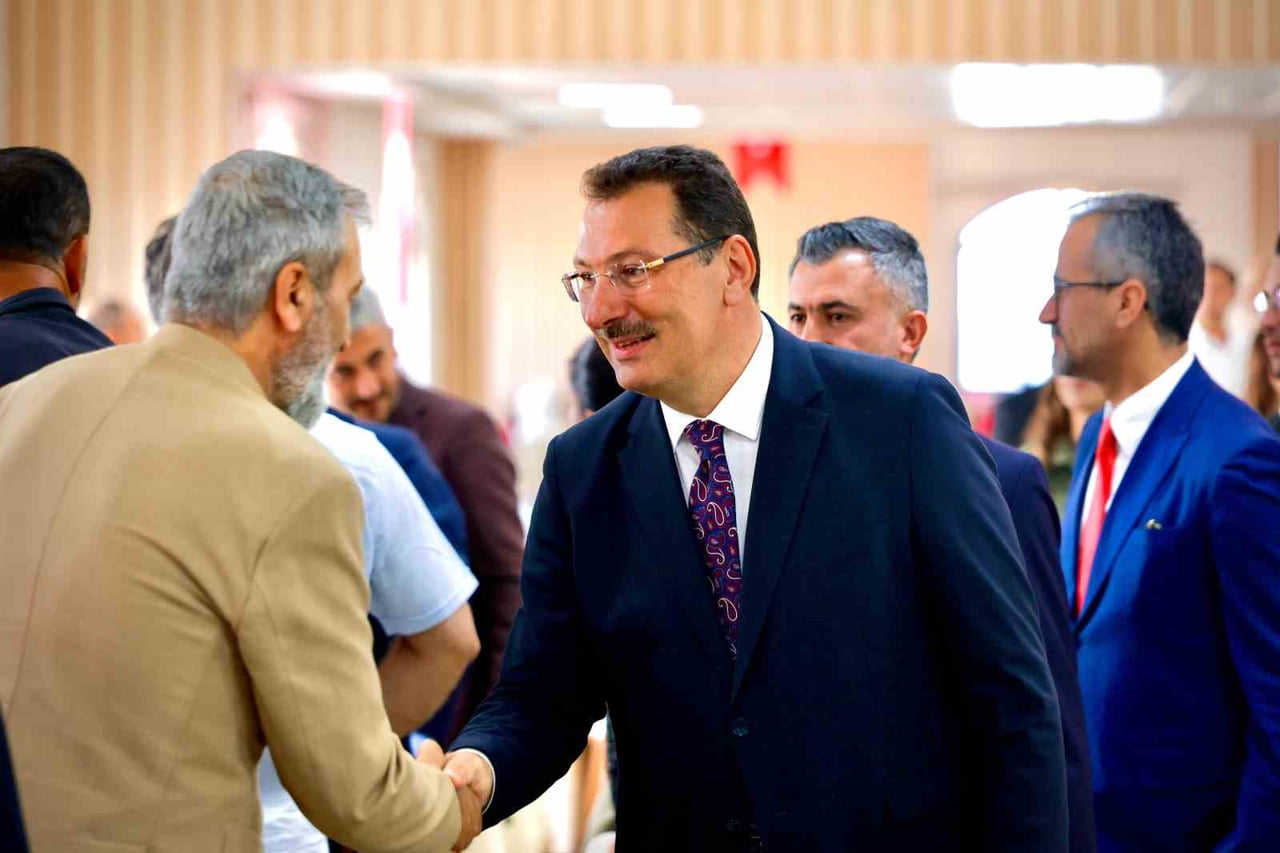 AĞRI'DA BASIN MENSUPLARI VE SİVİL TOPLUM KURULUŞLARI TEMSİLCİLERİYLE BİR ARAYA GELEN AK PARTİ...