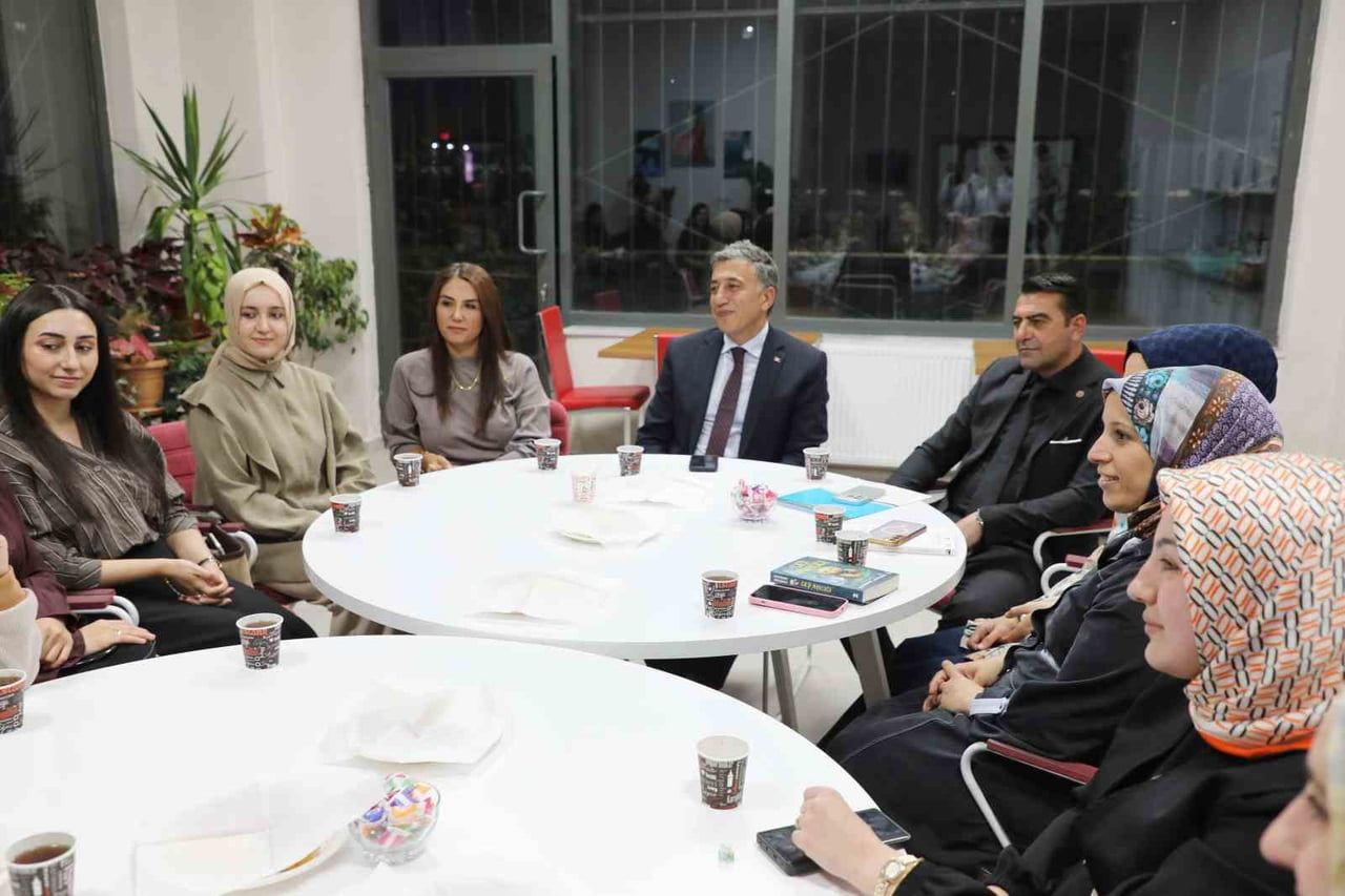 AĞRI'DA ÖĞRETMENLER, "OKUYAN ÖĞRETMENLER, OKUYAN NESİLLER" SLOGANIYLA BAŞLATILAN "MAARİF'İN...