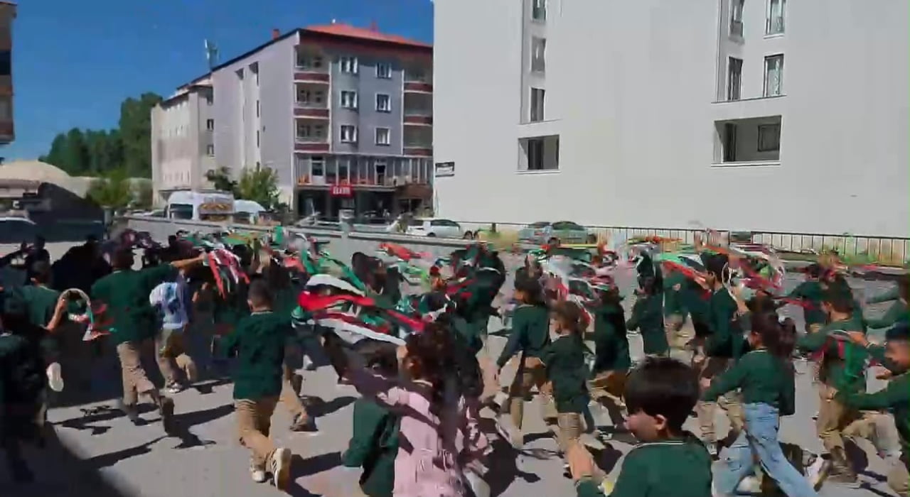AĞRI'NIN PATNOS İLÇESİNDE, GAZZE'DE YAŞANANLARA DİKKAT ÇEKMEK VE ÇOCUKLARIN BARIŞ MESAJLARINI...