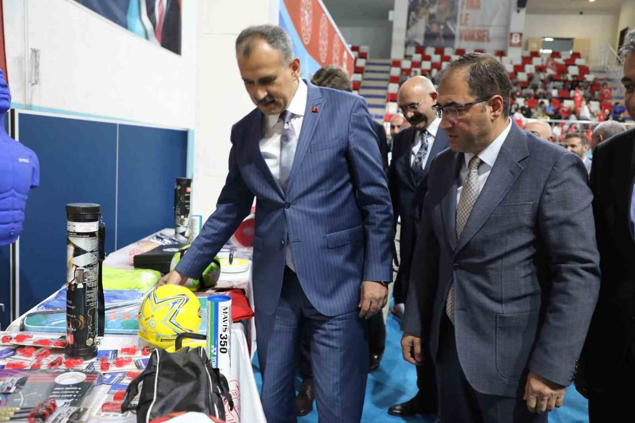 AĞRI’DA 171 OKULA 15 MİLYON LİRALIK SPOR MALZEMESİ DESTEĞİ