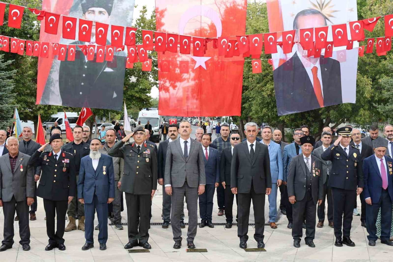 AĞRI’DA GAZİLER GÜNÜ DOLAYISIYLA TÖREN DÜZENLENDİ
