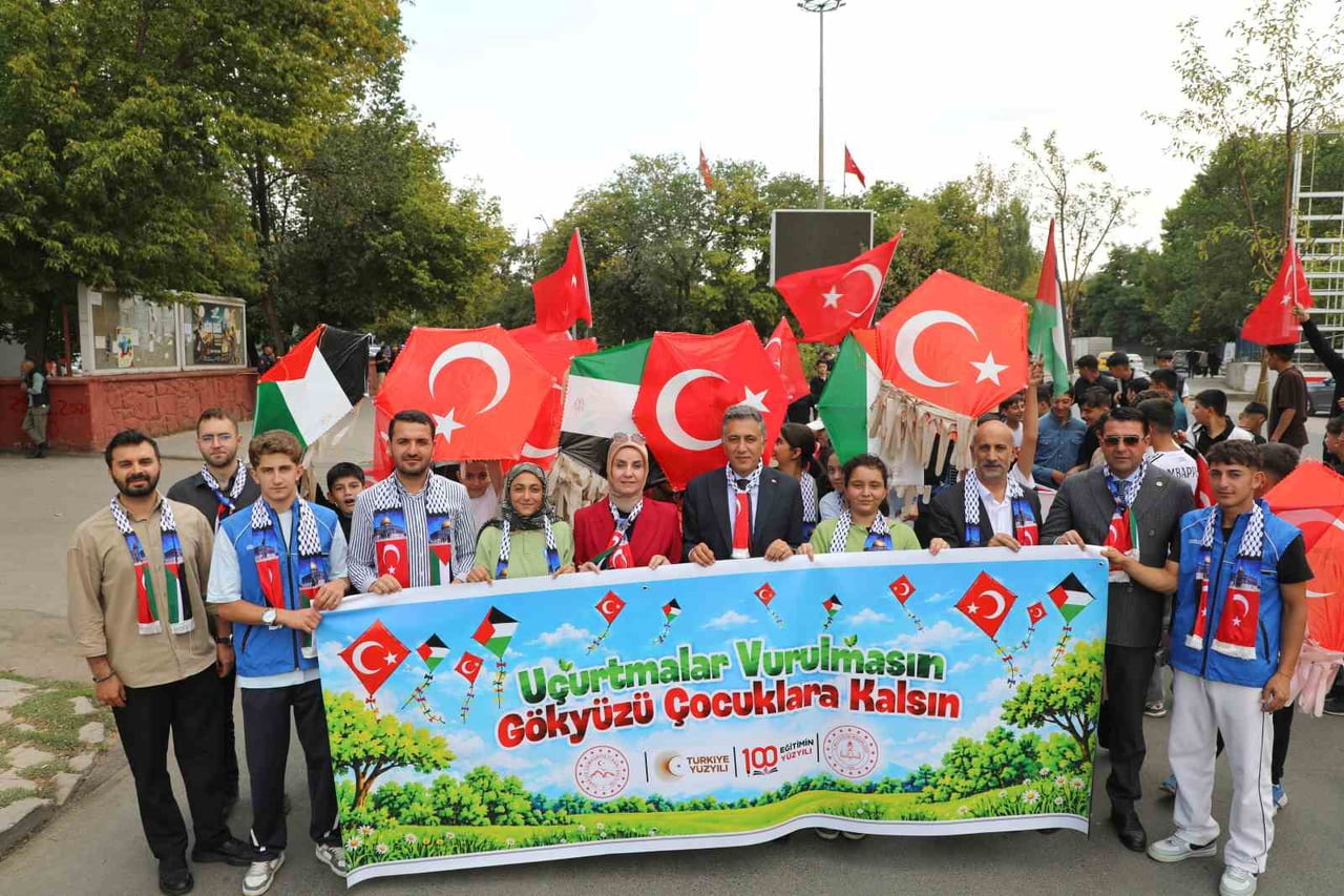 AĞRI’DA, GAZZE’DEKİ ÇOCUKLARA YÖNELİK FARKINDALIK OLUŞTURMAK VE BARIŞ MESAJI VERMEK AMACIYLA...