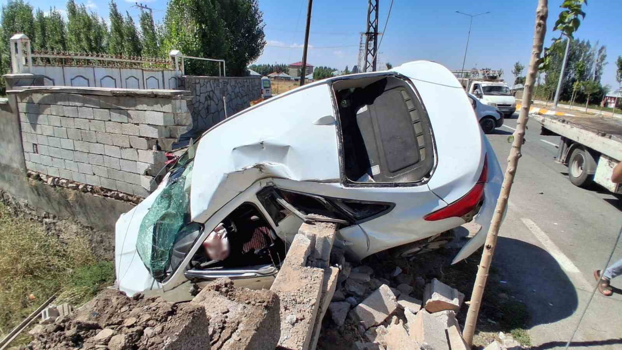 AĞRI’DA İKİ ARACIN KARIŞTIĞI KAZADA 4 KİŞİ YARALANDI