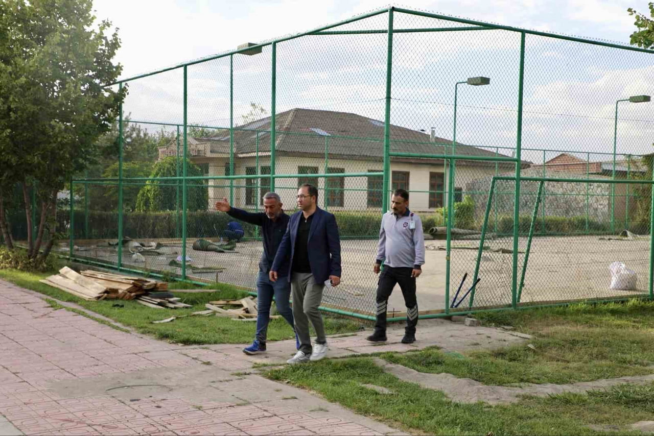 AĞRI’DA TENİS KORTLARININ ZEMİNİ YENİLENİYOR