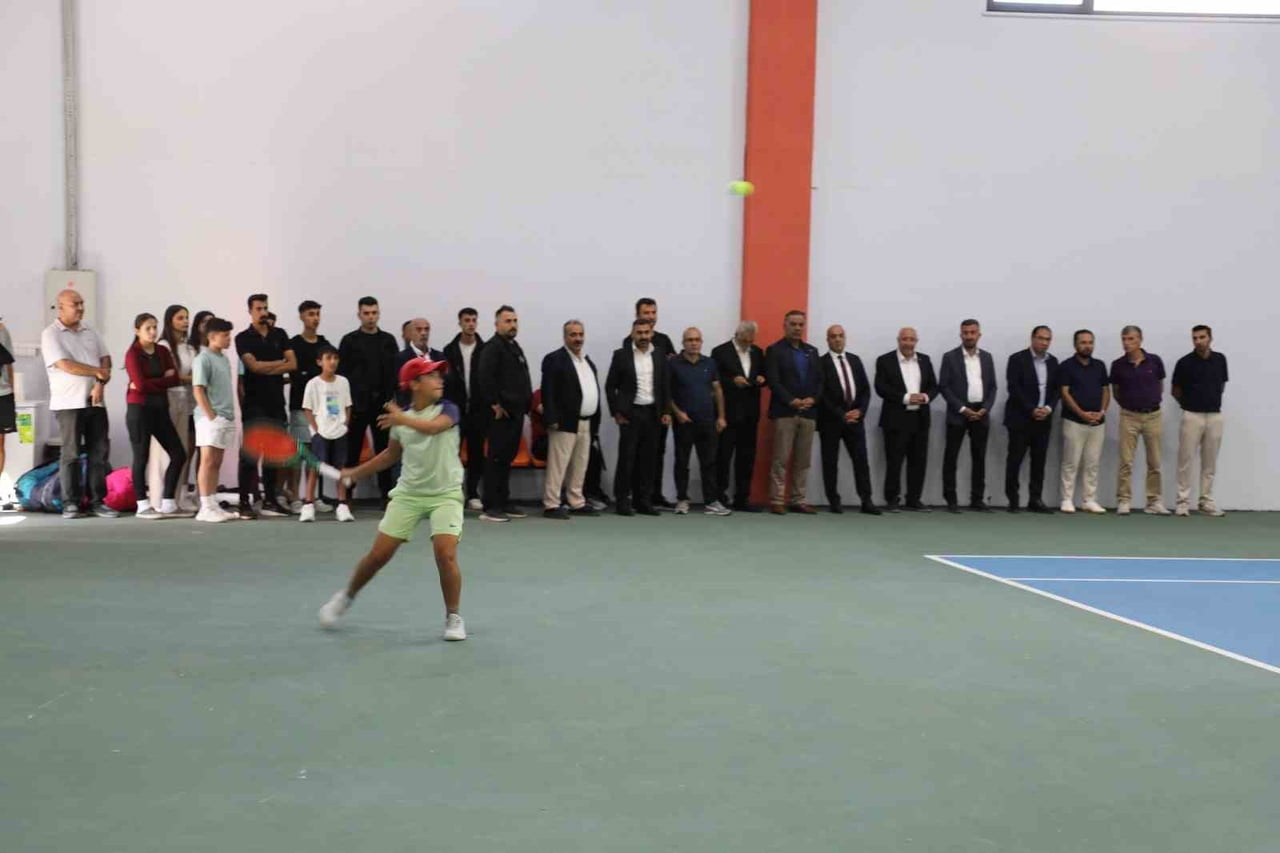 AĞRI DAĞI CUP TENİS TURNUVASINDA MAÇLAR BAŞLADI