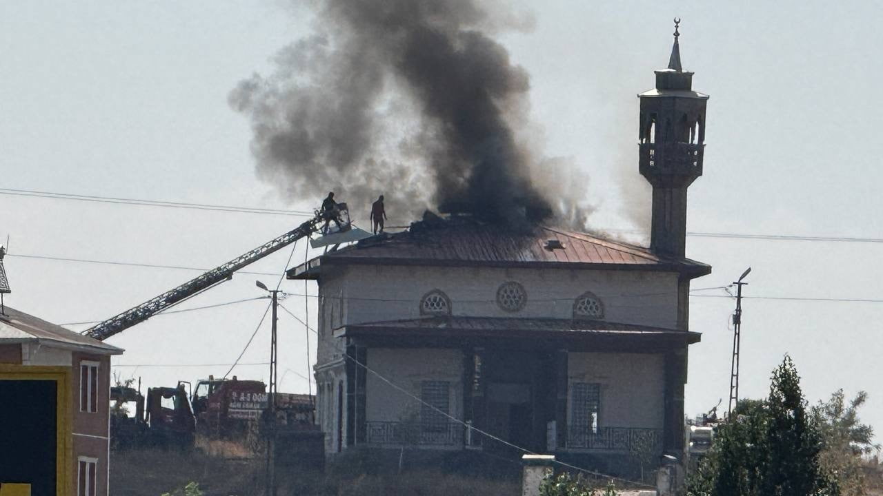 AĞRI’NIN KÜPKIRAN MAHALLESİ’NDE BULUNAN BİR CAMİNİN ÇATISINDA BİLİNMEYEN BİR NEDENLE YANGIN ÇIKTI....