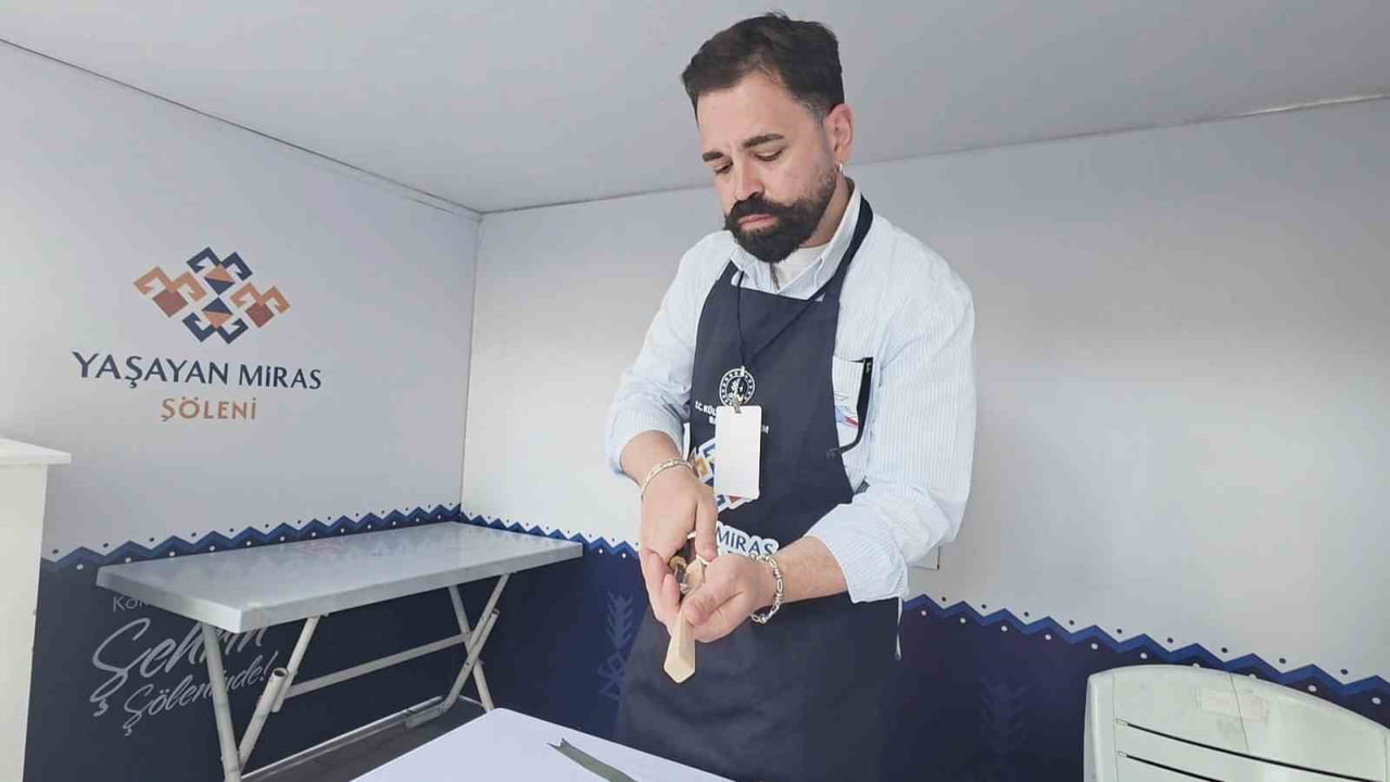 AHŞAP KAŞIK OYMA SANATÇISI İBRAHİM ETHEM KANDEMİR, GELENEKSEL SANATI GÜNÜMÜZ FORMLARIYLA...