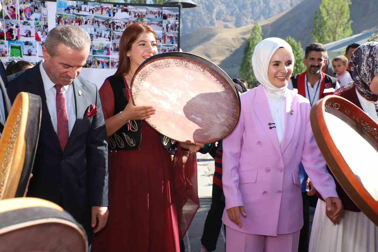 AİLE VE SOSYAL HİZMETLER BAKANI MAHİNUR ÖZDEMİR GÖKTAŞ, HAKKARİ'DEKİ TEMASLARI KAPSAMINDA BİÇER...