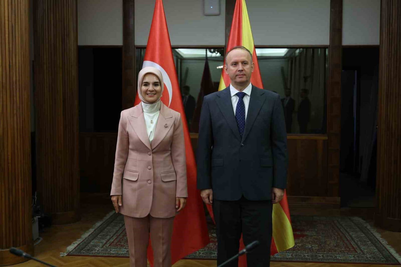 AİLE VE SOSYAL HİZMETLER BAKANI MAHİNUR ÖZDEMİR GÖKTAŞ (SOLDA), KUZEY MAKEDONYA MECLİS BAŞKANI...