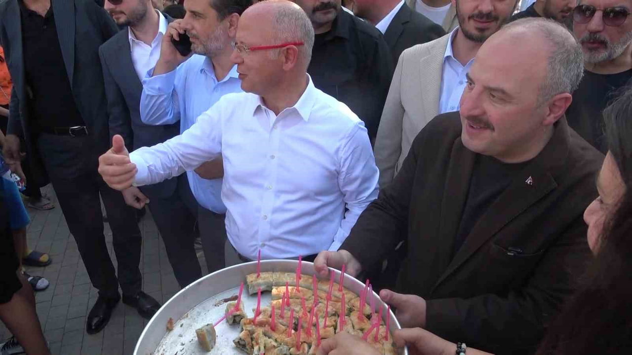 AK PARTİ BURSA İL BAŞKANI DAVUT GÜRKAN İLE BİRLİKTE FESTİVAL ALANINDAKİ STANTLARI GEZEN VARANK...