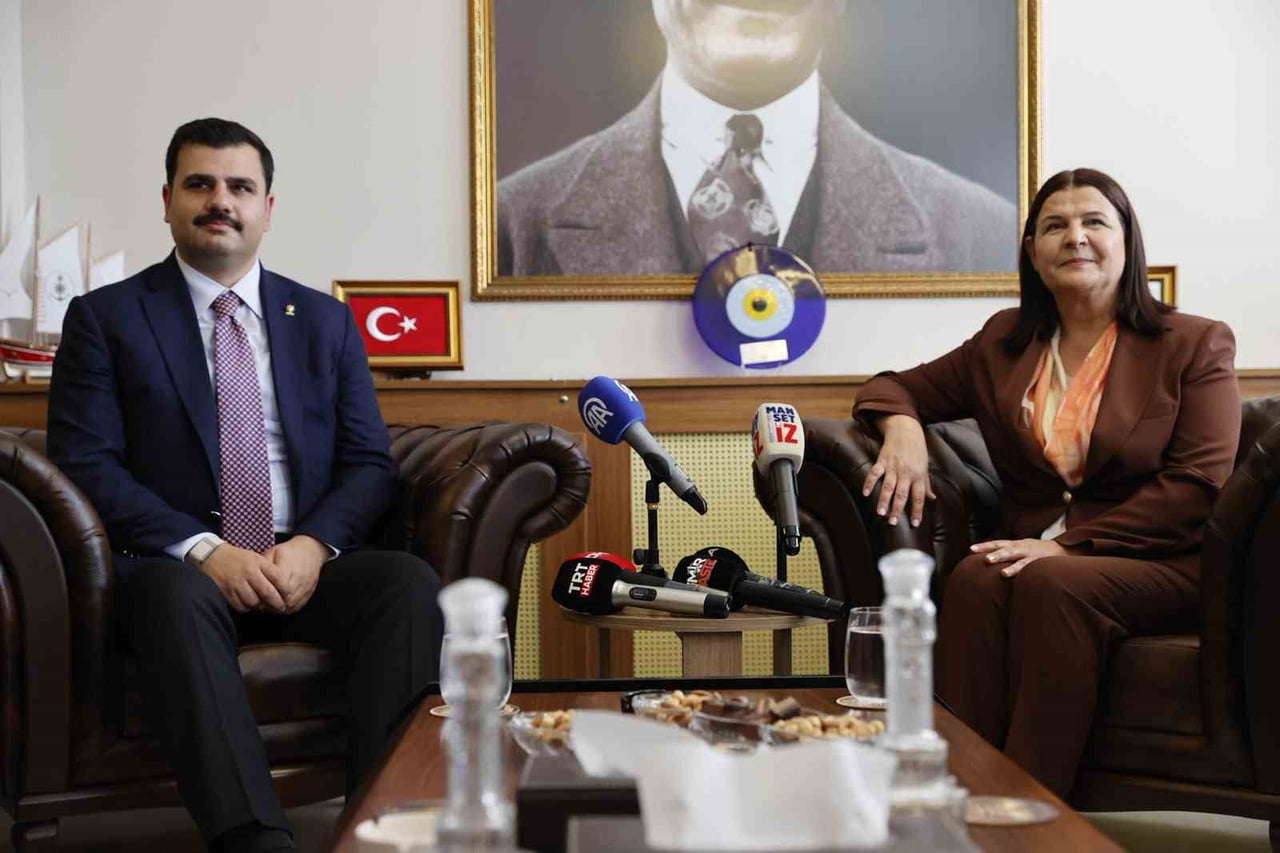 AK PARTİ GENEL SEKRETERİ VE İZMİR MİLLETVEKİLİ EYYÜP KADİR İNAN, AK PARTİ SAFLARINA KATILAN FOÇA...