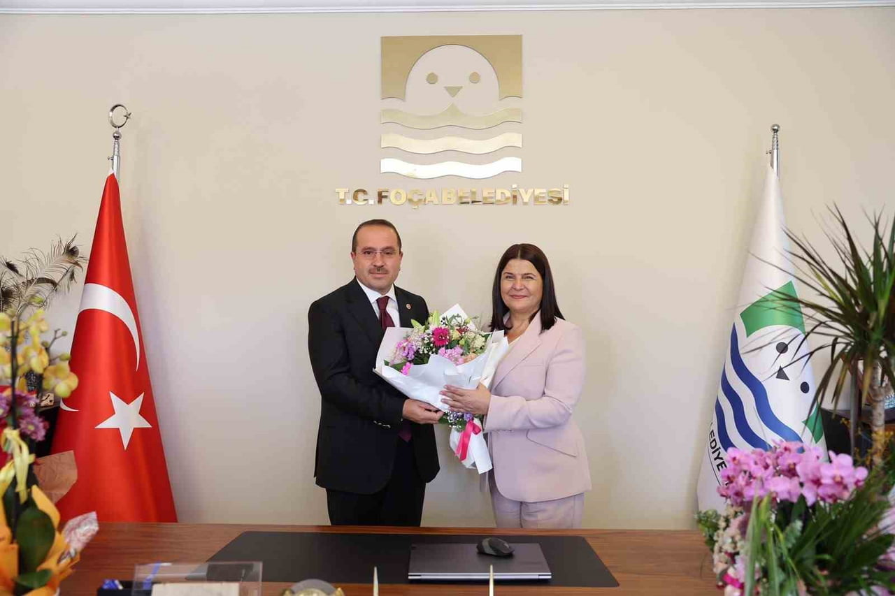 AK PARTİ İZMİR MİLLETVEKİLİ YAŞAR KIRKPINAR, GEÇTİĞİMİZ GÜNLERDE AK PARTİ'YE KATILAN FOÇA BELEDİYE...