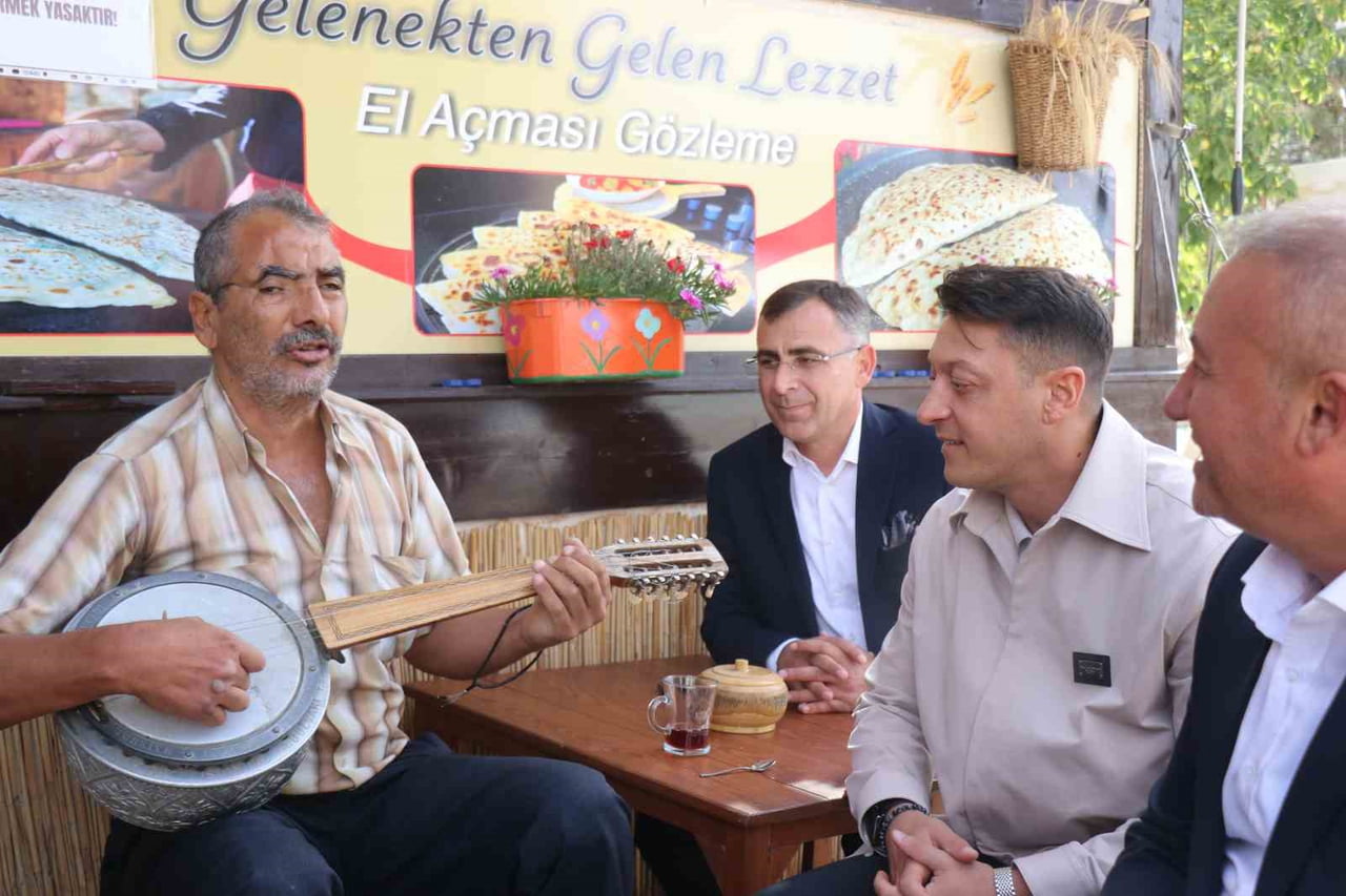 AK PARTİ MKYK ÜYESİ VE ESKİ FUTBOLCU MESUT ÖZİL, AK PARTİ’NİN 81 İLDE SÜRDÜRDÜĞÜ "TÜRKİYE YÜZYILI...