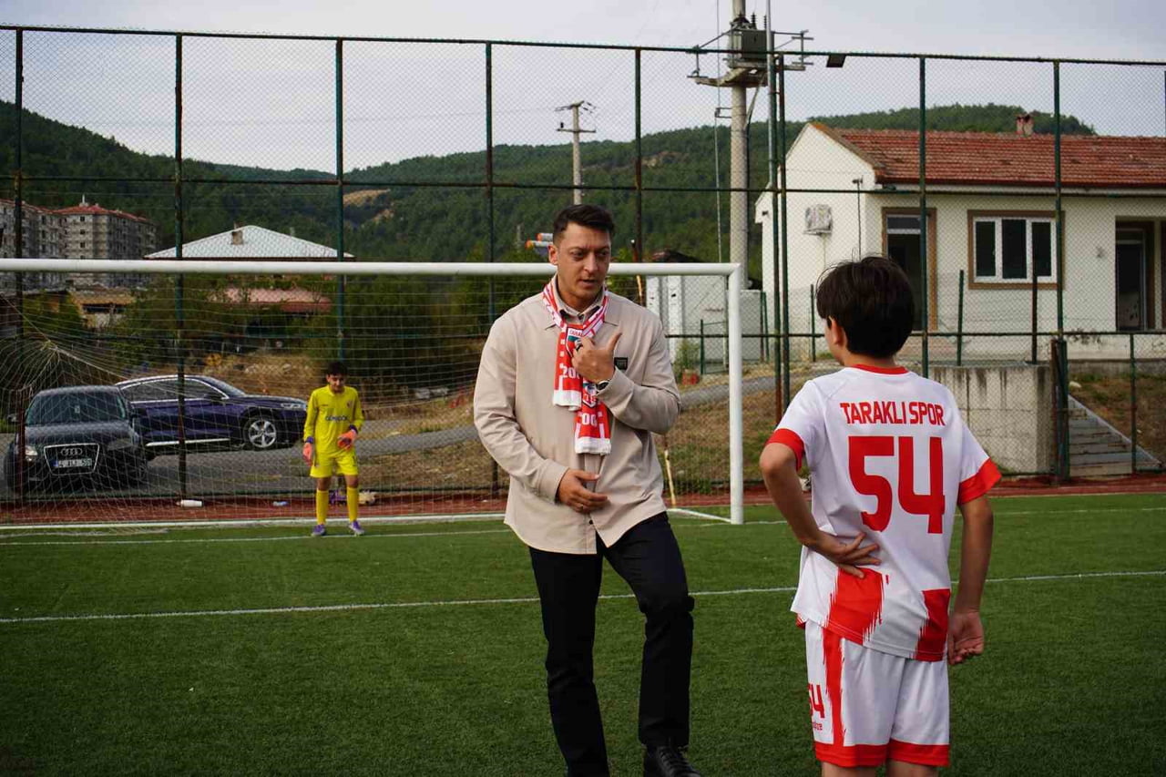 AK PARTİ MKYK ÜYESİ VE ESKİ FUTBOLCU MESUT ÖZİL, "TÜRKİYE YÜZYILI BULUŞMALARI" KAPSAMINDA GELDİĞİ...
