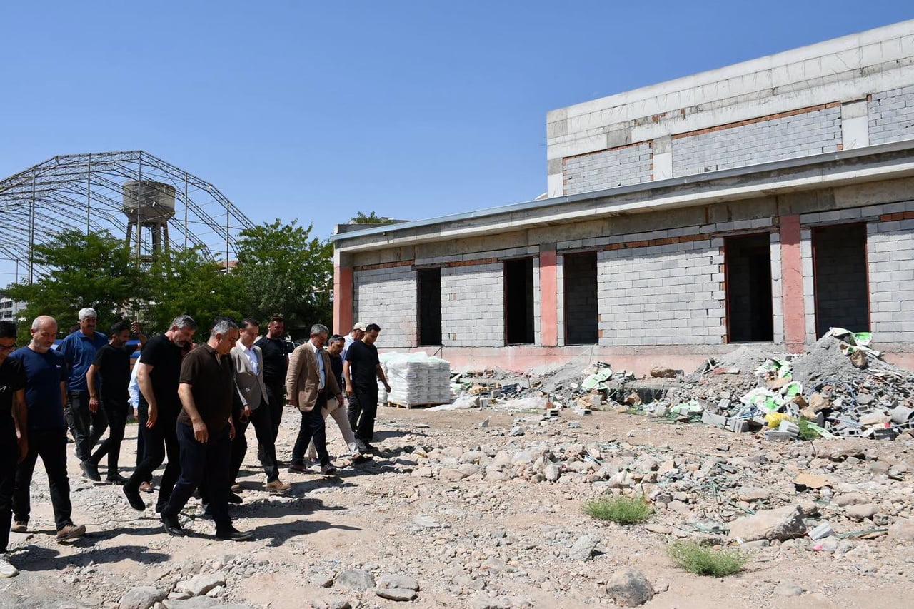 AK PARTİ ŞIRNAK MİLLETVEKİLİ ARSLAN TATAR, İDİL’DE YAPIMI HIZLA DEVAM EDEN YARI OLİMPİK YÜZME...