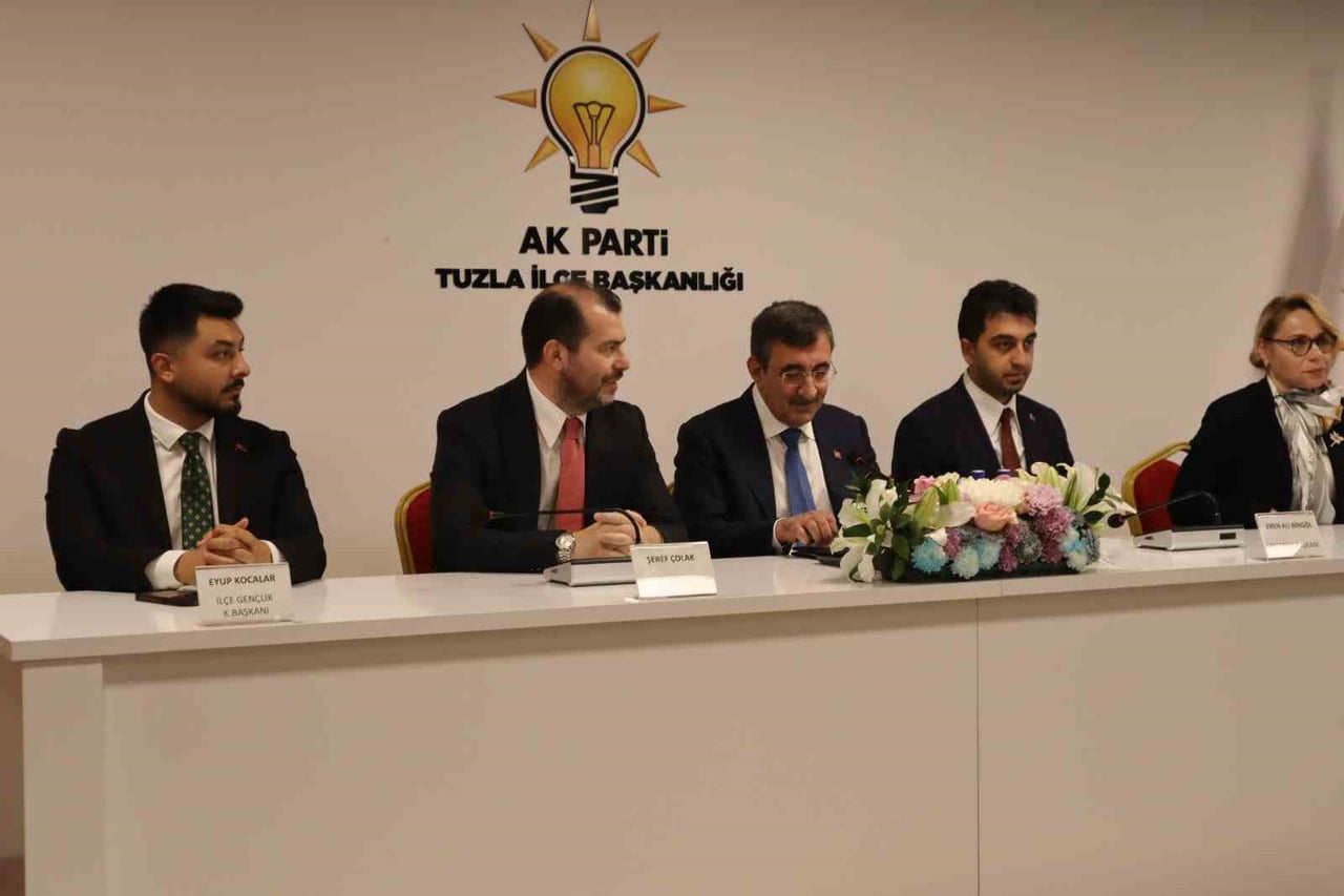 AK PARTİ TUZLA İLÇE TEŞKİLATI BULUŞMASINA KATILAN CUMHURBAŞKANI YARDIMCISI CEVDET YILMAZ...