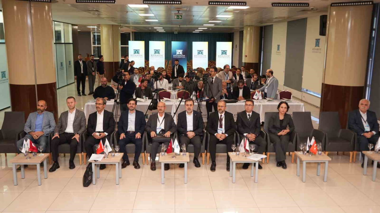 AKADEMİSYENLER, HUKUKÇULAR, YARGI MENSUPLARI VE İŞ DÜNYASI TEMSİLCİLERİ KONYA’DA DÜZENLENEN "MİLLÎ...
