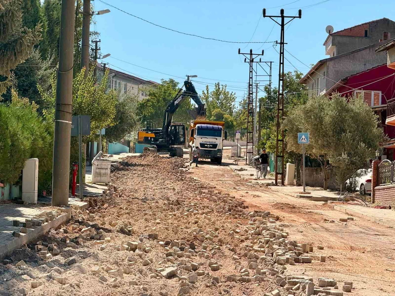 AKÇAKOCA CADDESİ’NDE ASFALT ÇALIŞMALARIMIZ BAŞLADI