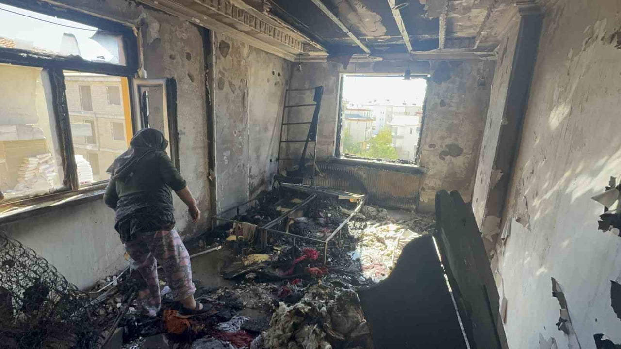AKSARAY'DA 2 YAŞINDAKİ ÇOCUĞUN YATAK ODASINDA ÇAKMAKLA ATEŞ YAKMASI SONUCU ÇIKAN YANGINDA EV...
