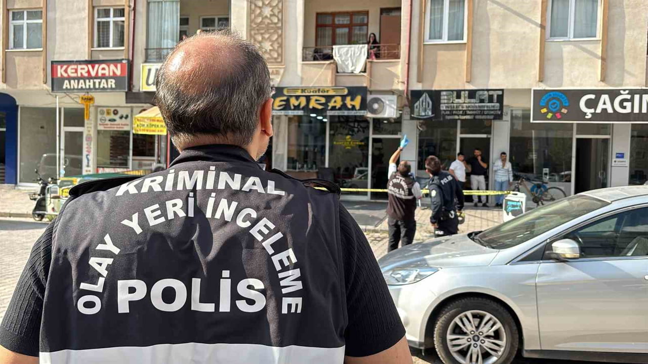 AKSARAY'DA 7 KATLI BİNANIN 5. KATINDAKİ DAİRENİN BALKONUNDAN DÜŞEN 49 YAŞINDAKİ ADAM AĞIR...