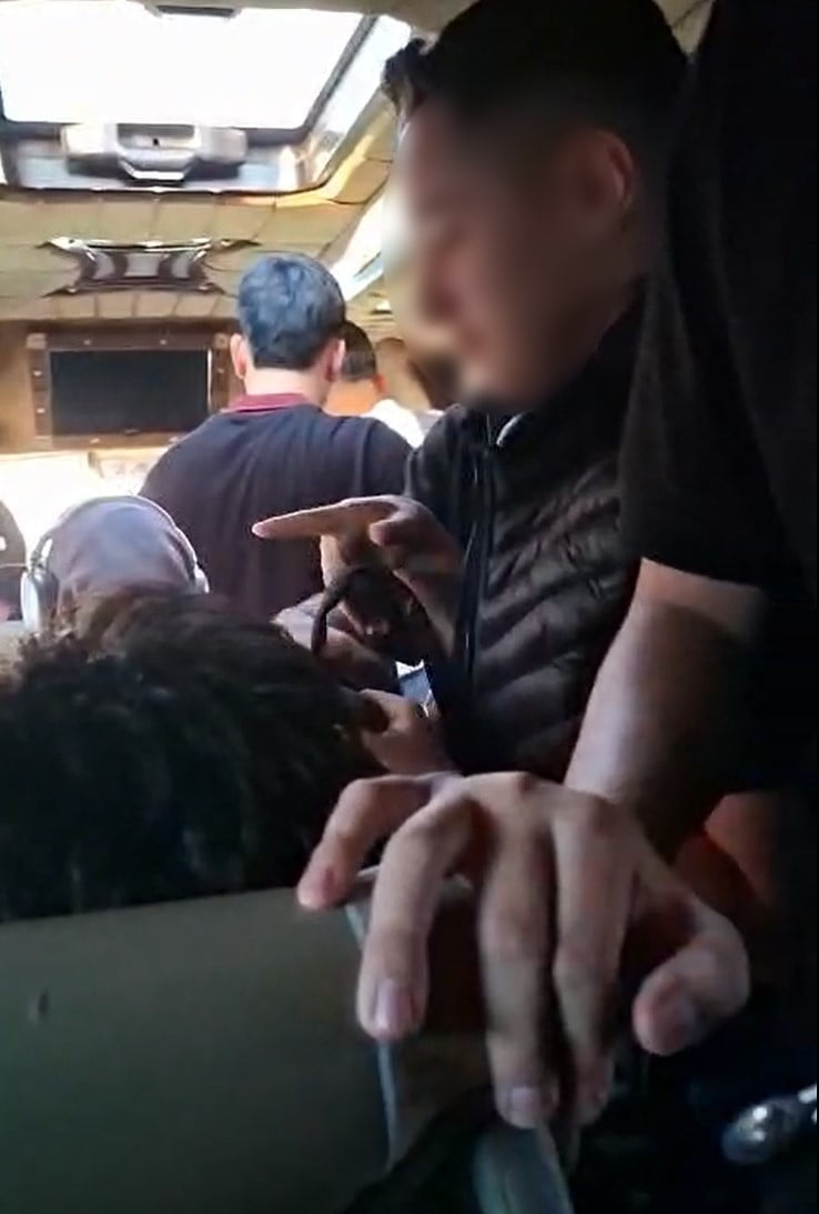 AKSARAY'DA LİSE ÖĞRENCİLERİNİ OKULA GÖTÜREN VE FAZLA SAYIDA ÖĞRENCİ ALARAK ULAŞIM SAĞLAMAYA...