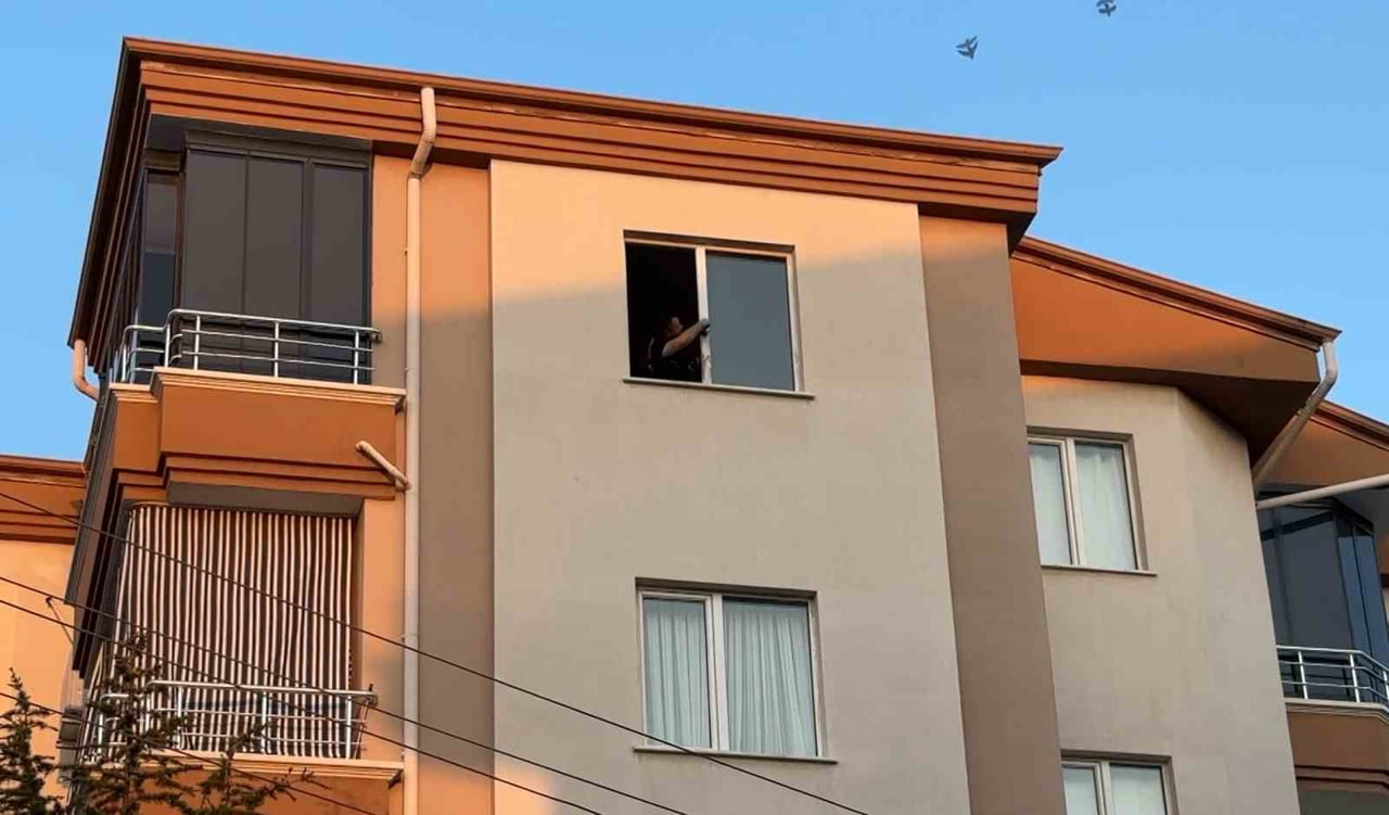 AKSARAY’DA 5. KATIN CAMINDAN AŞAĞIYA DÜŞEN 18 YAŞINDAKİ GENÇ KIZ AĞIR YARALANDI.