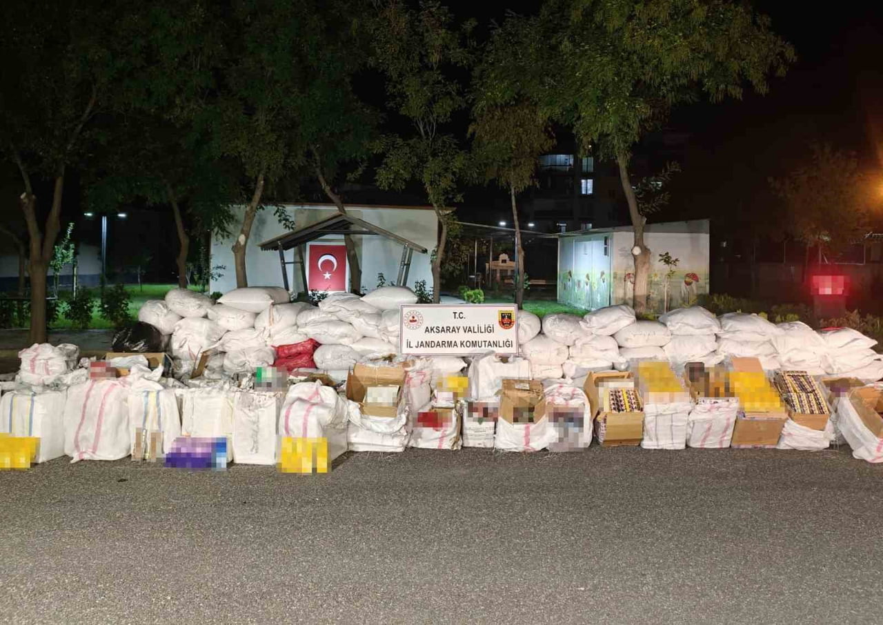 AKSARAY’DA JANDARMA EKİPLERİNİN ŞÜPHE ÜZERİNE DURDURDUĞU TIRDA 5,5 MİLYON LİRA DEĞERİNDE BİRLERCE...