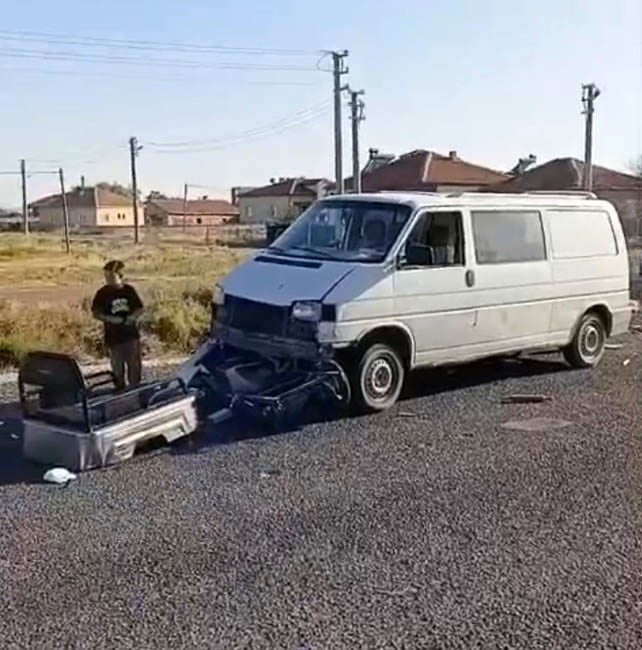 AKSARAY’DA MİNİBÜSÜN 3 TEKERLİ MOPEDE ÇARPMASI SONUCU MEYDANA GELEN TRAFİK KAZASINDA 3’Ü ÇOCUK 5...