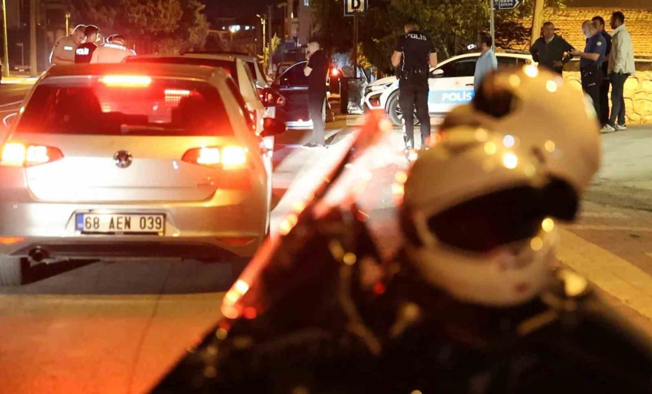 AKSARAY’DA POLİSİN ŞÜPHE ÜZERİNE DURDURDUĞU OTOMOBİLDE BİR ADET RUHSATSIZ TABANCA ELE GEÇİRİLDİ....