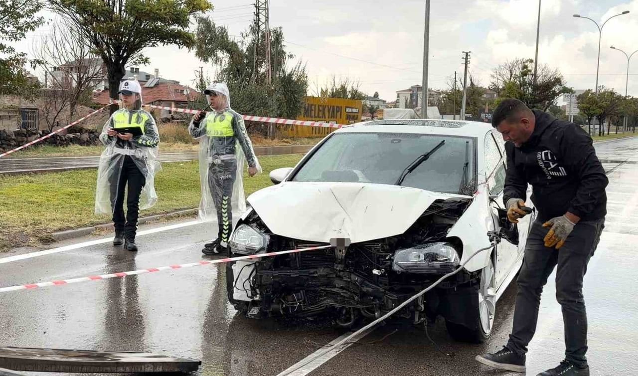 AKSARAY’DA SÜRÜCÜSÜNÜN DİREKSİYON HAKİMİYETİNİ KAYBETTİĞİ OTOMOBİL ÖNCE ÇARPTIĞI AYDINLATMA...