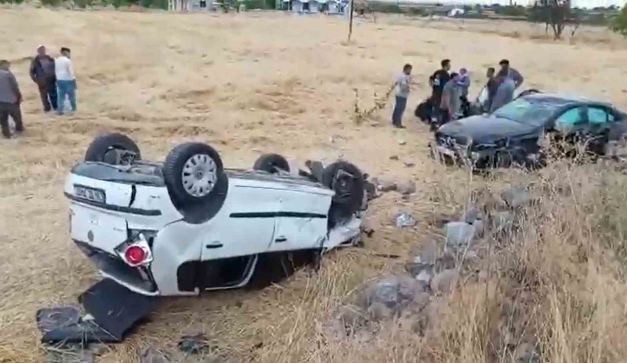 AKSARAY’DA YOL KENARINDA PARK HALİNDEKİ OTOMOBİLE SEYREDEN OTOMOBİLİN ÇARPMASI SONUCU MEYDANA...