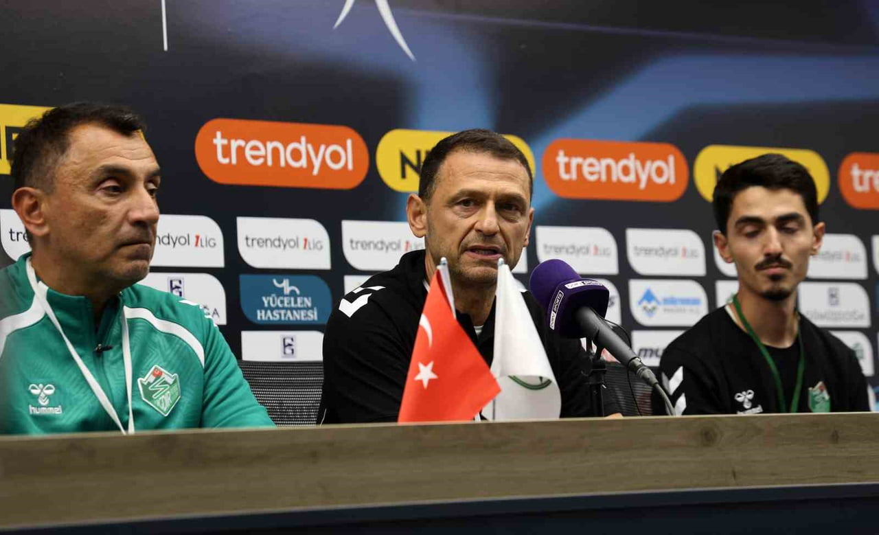 ALAGÖZ HOLDİNG IĞDIR FK YARDIMCI ANTRENÖRÜ JOTİ STAMATOPOULOS (ORTADA)