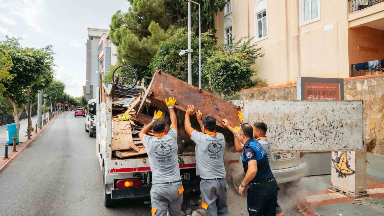 ALANYA BELEDİYESİ TEMİZLİK İŞLERİ MÜDÜRLÜĞÜ EKİPLERİ, ZABITA MÜDÜRLÜĞÜ’NÜN DESTEĞİYLE KENT...