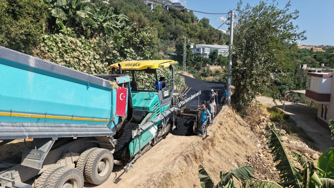 ALANYA BELEDİYESİ, YAYLALI MAHALLESİ'NDE UZUN YILLARDIR BEKLENEN 2 BİN 500 METRELİK SICAK ASFALT...