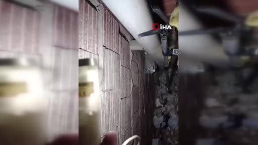 Alanya’da havalandırma bacasına düşen kedi ekipler tarafından kurtarıldı