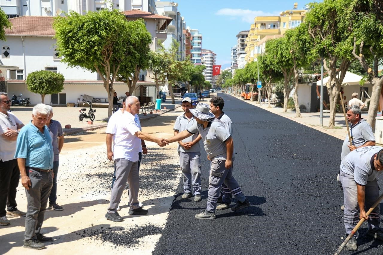 ALANYA’NIN MAHMUTLAR MAHALLESİ ATATÜRK CADDESİ’NDE YÜRÜTÜLEN SICAK ASFALT ÇALIŞMALARINDA SONA...