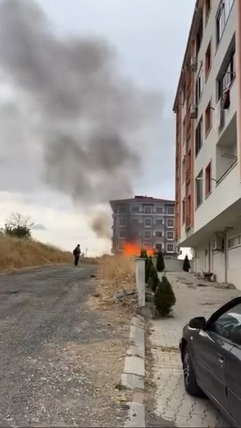 ALEVLERİ FARK EDEN VATANDAŞLARIN İHBARI ÜZERİNE OLAY YERİNE İTFAİYE EKİPLERİ SEVK EDİLDİ....