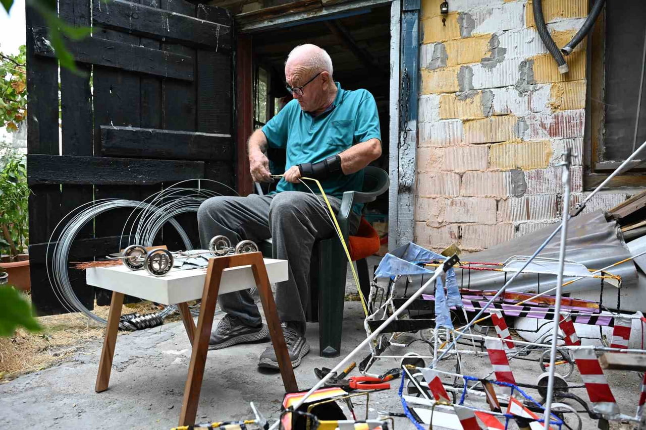 ALİ RIZA İŞÇİ,  ESKİ RULMAN, İNŞAAT TELİ VE ÇEŞİTLİ GERİ DÖNÜŞÜM MALZEMELERİNİ KULLANARAK...