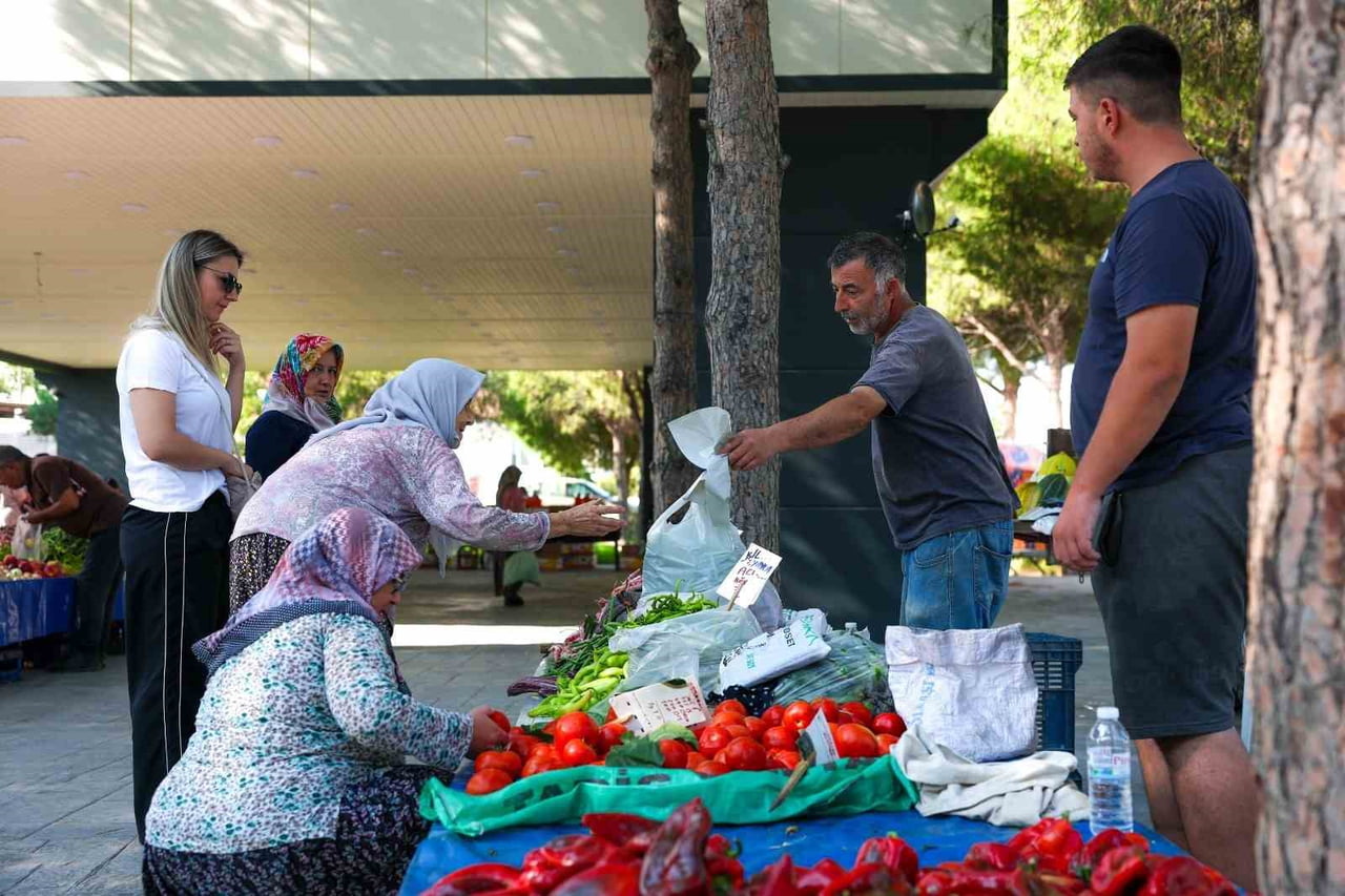 ALİAĞA’NIN HACIÖMERLİ MAHALLESİ’NDE KURULAN SALI PAZARI, MAHALLE SAKİNLERİNİN KENDİ ÜRETİMLERİNİ...
