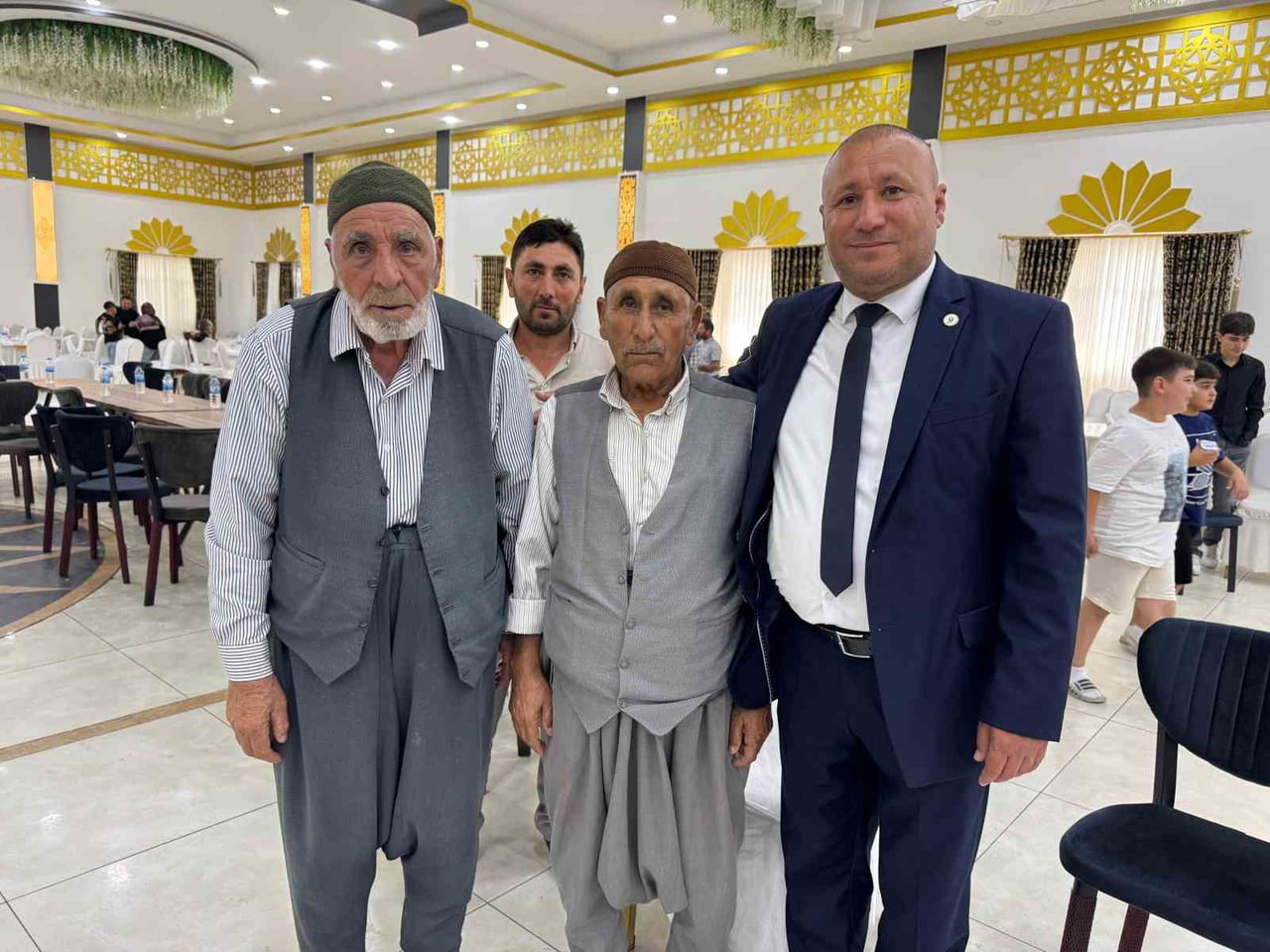 ALMANYA'DA YAŞAYAN DİYARBAKIR ÇERMİKLİ İŞADAMI HALİT DEMİROĞLU, MEMLEKETİNDE YAPILAN CAMİİ...