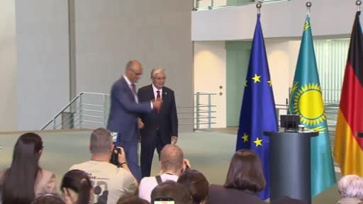 Almanya Başbakanı Friedrich Merz, Rusya Dışişleri Bakanı Sergey Lavrov ile Almanya Dışişleri...