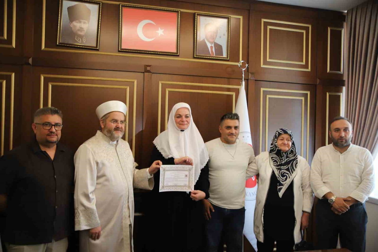 ALMANYA’DA YAŞAYAN VE DAHA ÖNCE HRİSTİYANLIKTAN AYRILAN YENİ ADI HALİME OLAN STEFANIE BREER, EŞİ...