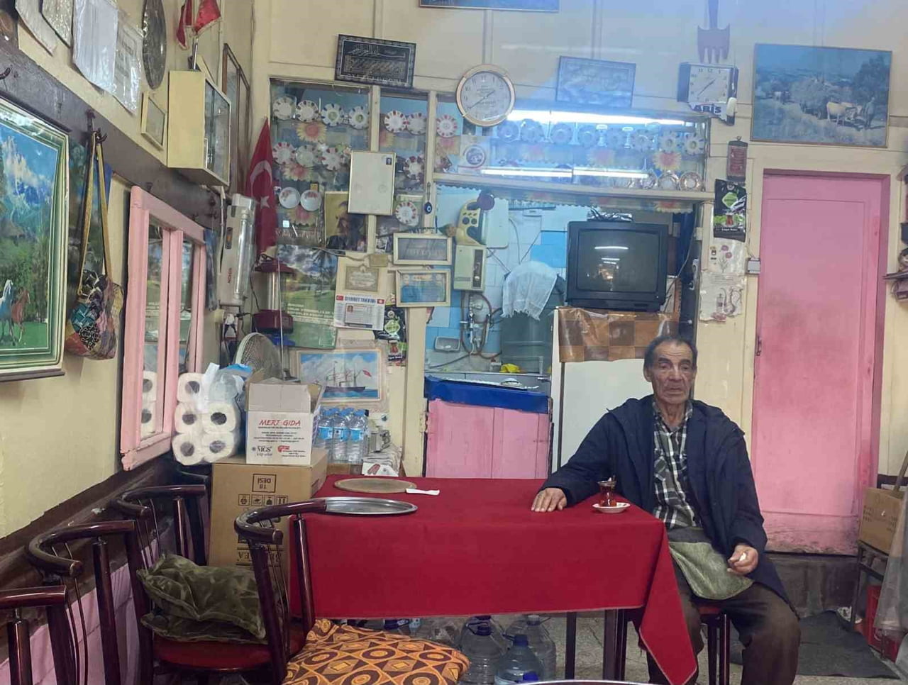 ALTINDAĞ İLÇESİNDEKİ ANKARA KALESİ ÇEVRESİNDE 1961 YILINDAN BERİ BABA MESLEĞİ OLAN ÇAYCILIĞI...