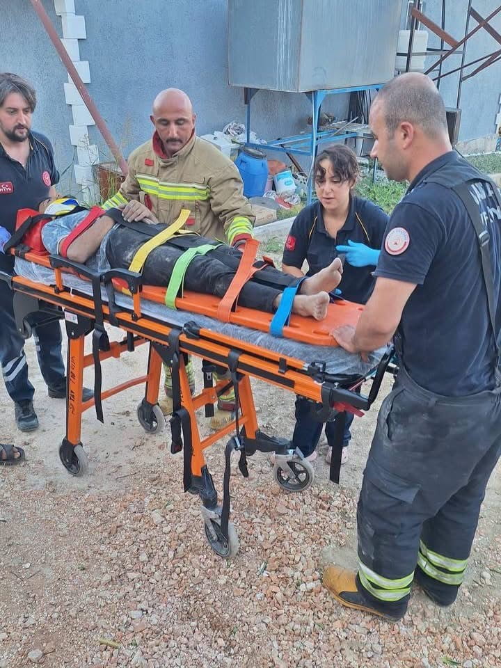 ALTINÖZÜ ATAYURDU MEVKİSİNDE DEVRİLEN TRAKTÖRÜN ALTINDA KALAN SÜRÜCÜNÜN EKİPLER TARAFINDAN...