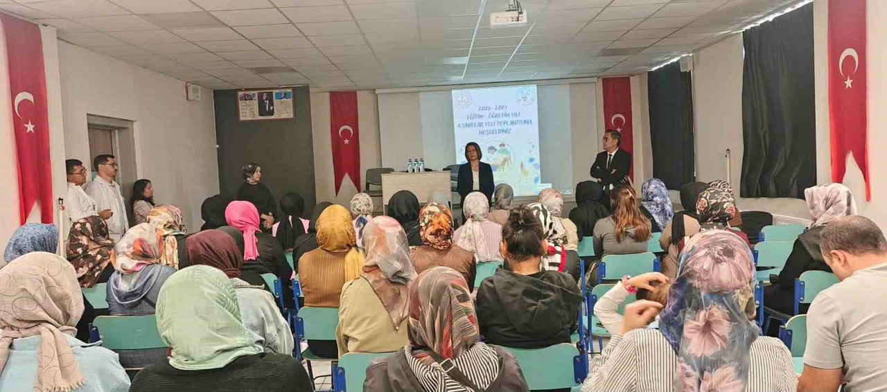 ALTINTAŞ’TA 8. SINIF VELİLERİYLE EĞİTİM VE SINAV HAZIRLIKLARI DEĞERLENDİRİLDİ