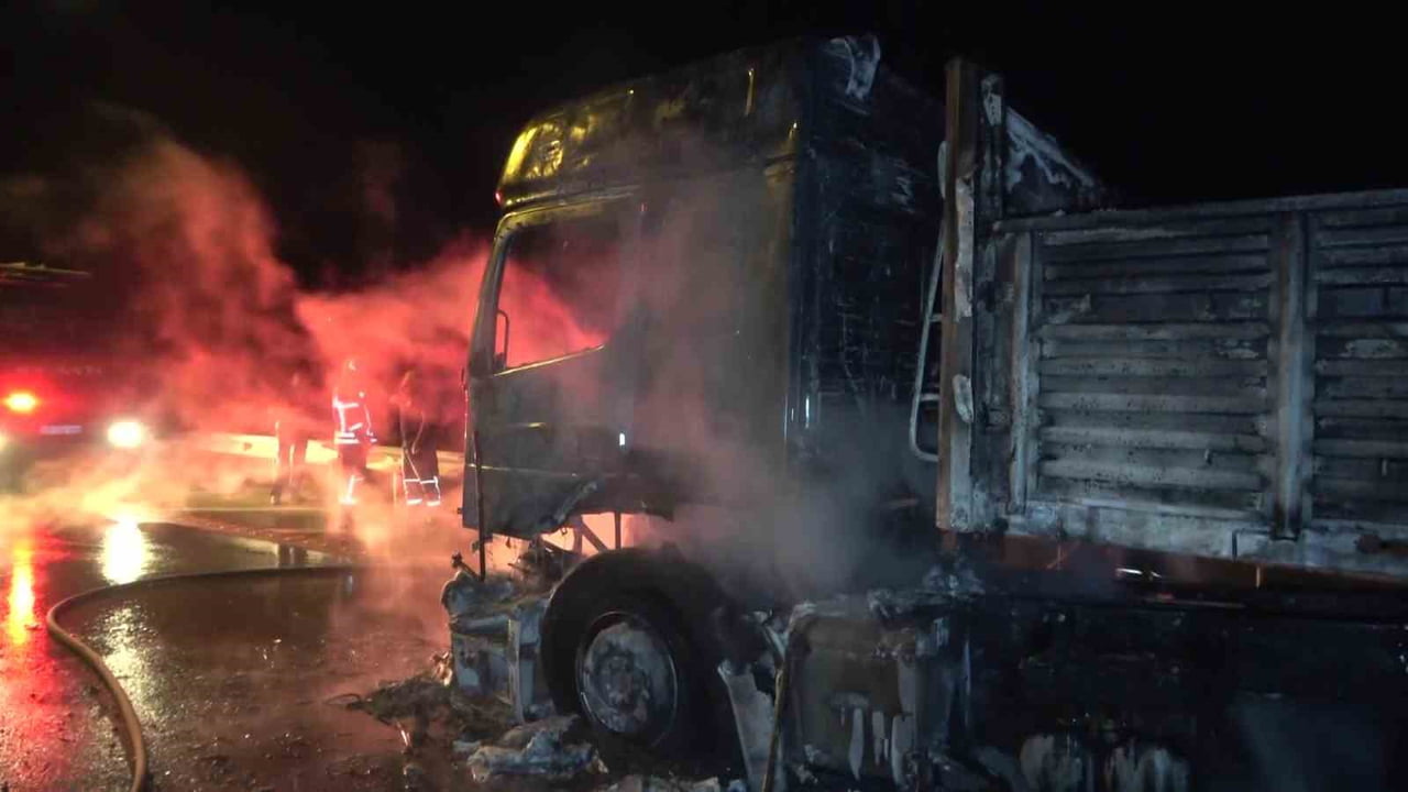 AMASYA'DA SEYİR HALİNDEYKEN KUPA KISMINDAN YANMAYA BAŞLAYAN TIR ALEV TOPUNA DÖNDÜ. YANGIN...