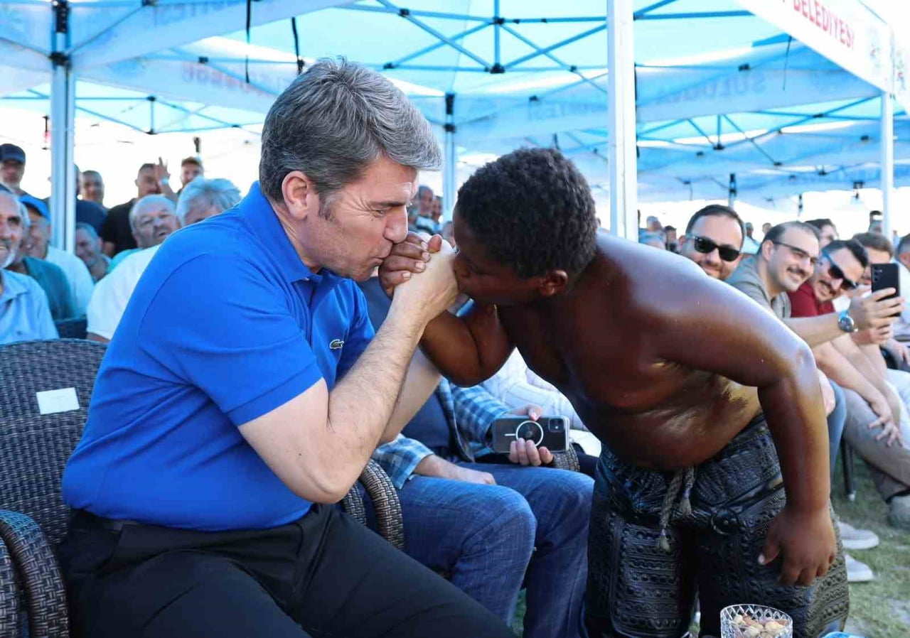 AMASYA'NIN SULUOVA İLÇESİNDE DÜZENLENEN YAĞLI GÜREŞLERE KATILAN 'ARAP OSMAN' LAKAPLI 11 YAŞINDAKİ...